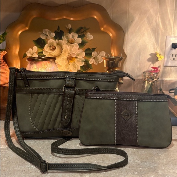 B. O. C. Clover hill crossbody bag and wristlet. - Picture 1 of 16